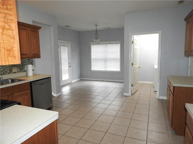 Building Photo - 2204 W Sunset Dr