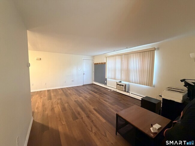 Building Photo - 5 Grandview Dr