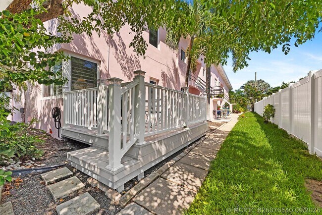 Building Photo - 990 Casuarina Rd