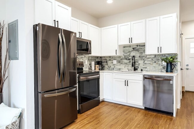 Building Photo - Madrona Townhouse