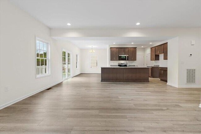 Building Photo - 5 BED 2.5 BATH HOME LOCATED IN BLACKSBURG