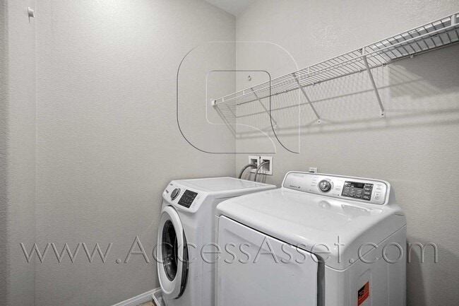 Building Photo - Partially furnished 4 Bed/2 Bath Plus a Bo...