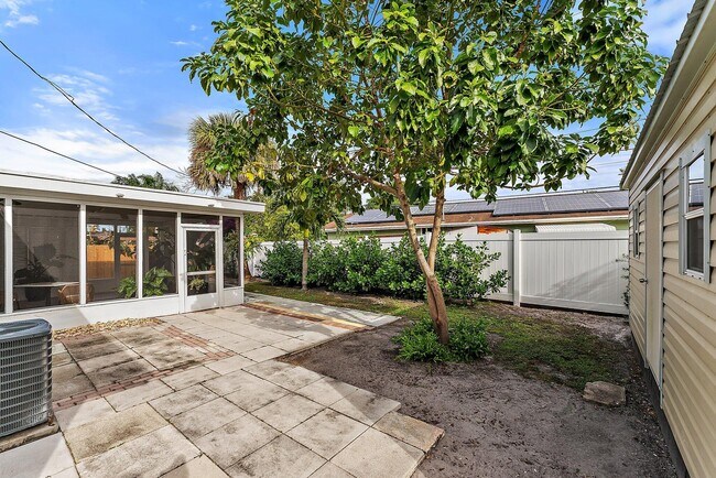 Building Photo - 513 E Whitney Dr