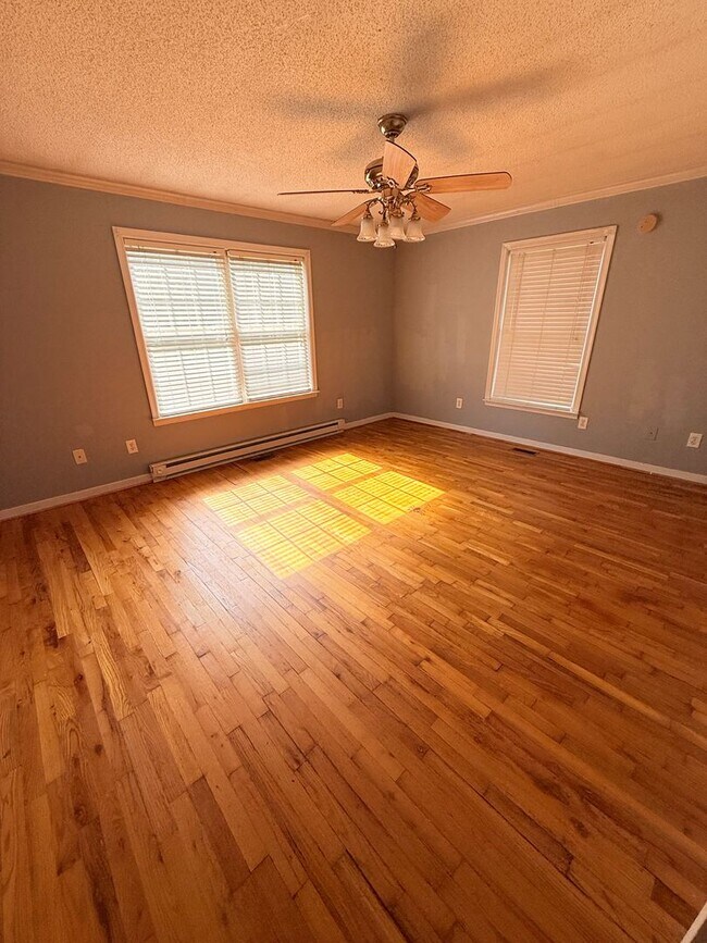Building Photo - 3 bed 2 bed house in Henrico! Big yard, la...