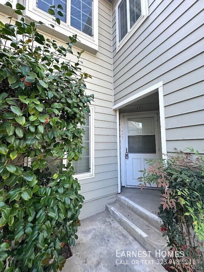 Building Photo - 6628 N Clybourn Ave