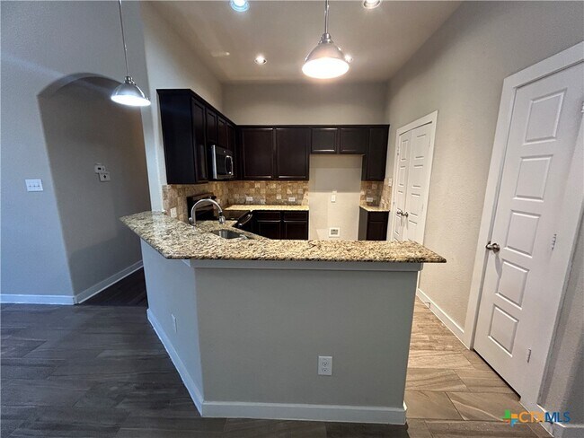 Building Photo - 537 Creekside Frst