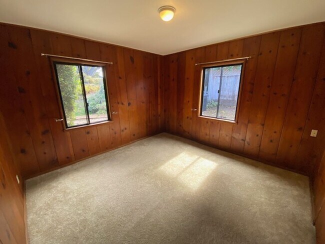 Building Photo - Beach Tract Cottage!