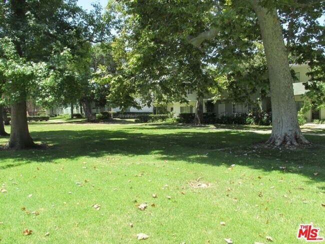 Building Photo - 5176 Village Green