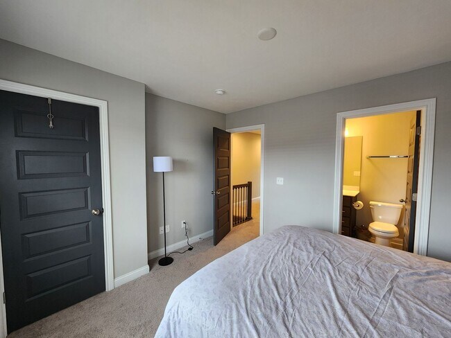 Building Photo - Deluxe Condo  In Center Street Townes Springfield, OH