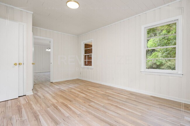 Building Photo - 2505 Robin Hood Dr