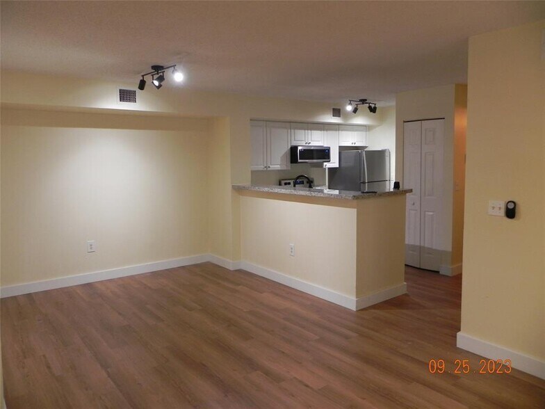 Building Photo - 577 SW 111th Ln