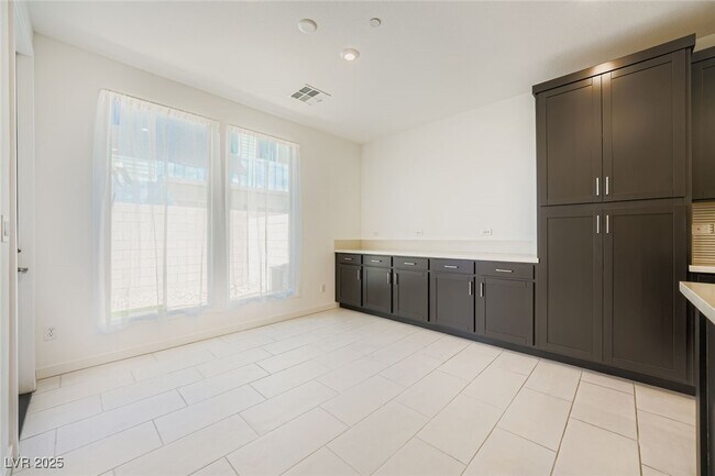 Building Photo - 4390 W Landberg Ave