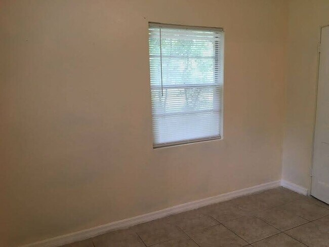 Building Photo - 2 bedroom 1 bath