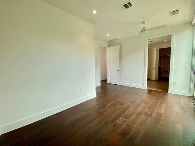 Building Photo - 1905 Riverview St