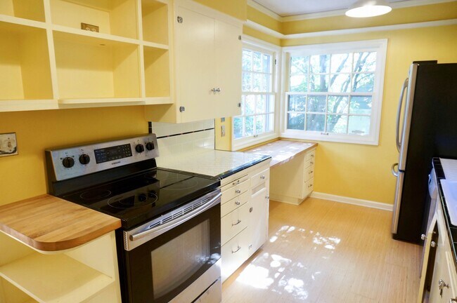Building Photo - Beautiful Dream Home in the Southwest Hills! Call now to live amongst the trees!