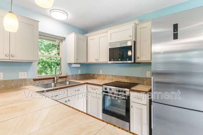 Building Photo - 10 Wellspring Ln