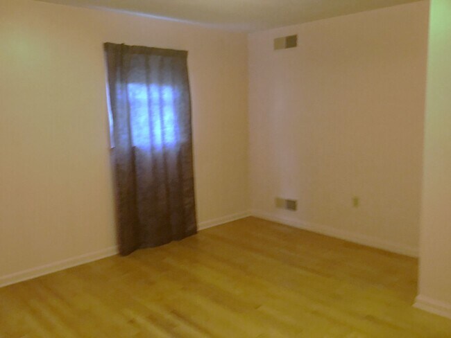 Building Photo - ENJOY THE COMFORTS OF ONE-FLOOR LIVING!