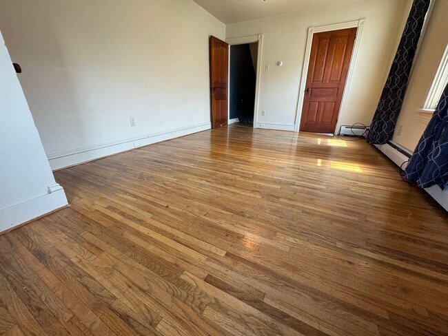 Building Photo - THREE BEDROOM/ONE BATH TWIN