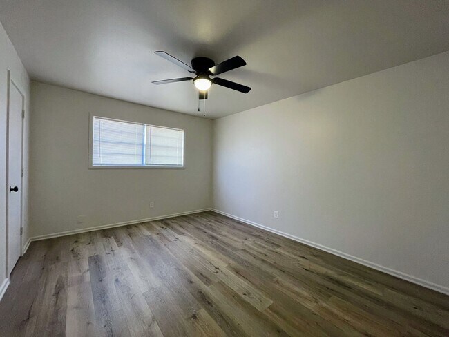 Building Photo - Cozy?Charm Meets Modern Luxury – Your Perfect Lamesa Retreat!