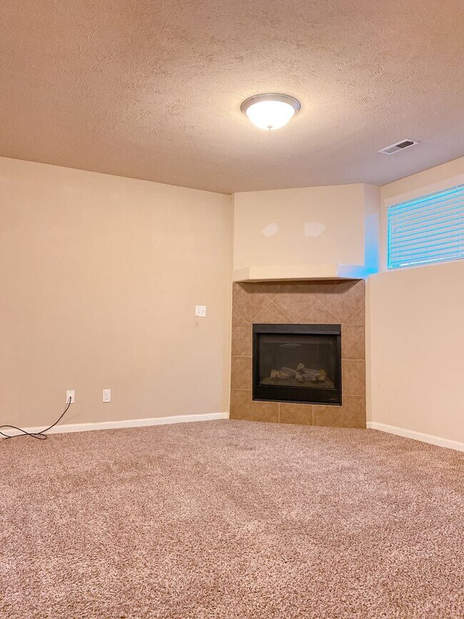 Building Photo - Beautiful 3 bed 2 bath house $1995, Glenmo...