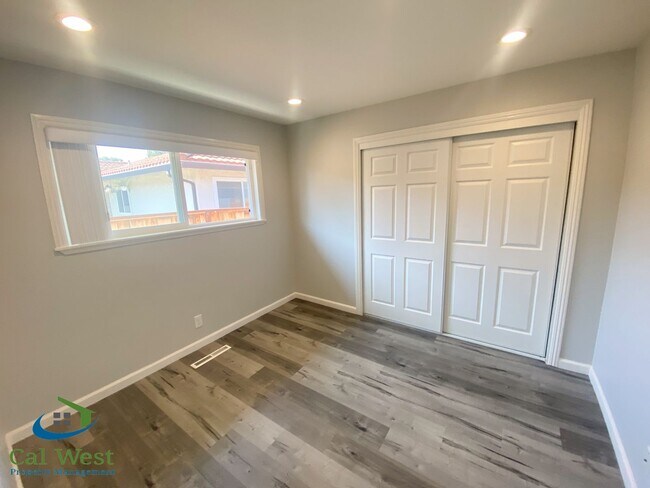 Building Photo - $3195 - Remodeled 2Bed/1 Bath Duplex in th...