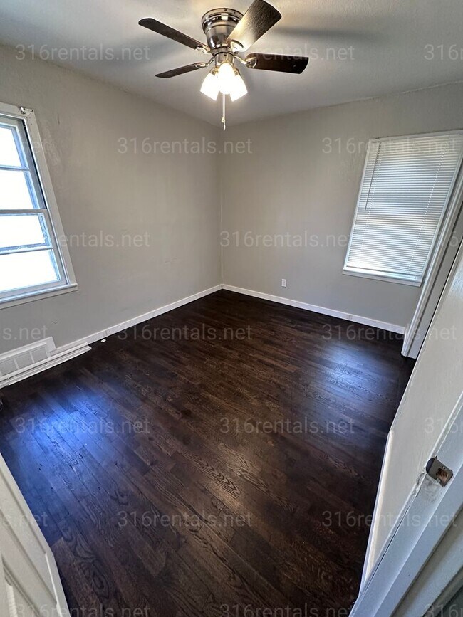 Building Photo - 820-822 N Belmont Ave