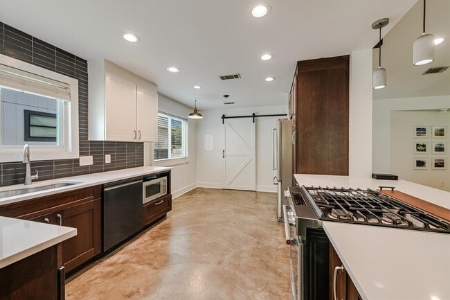 Building Photo - 9012 Texas Oaks Dr