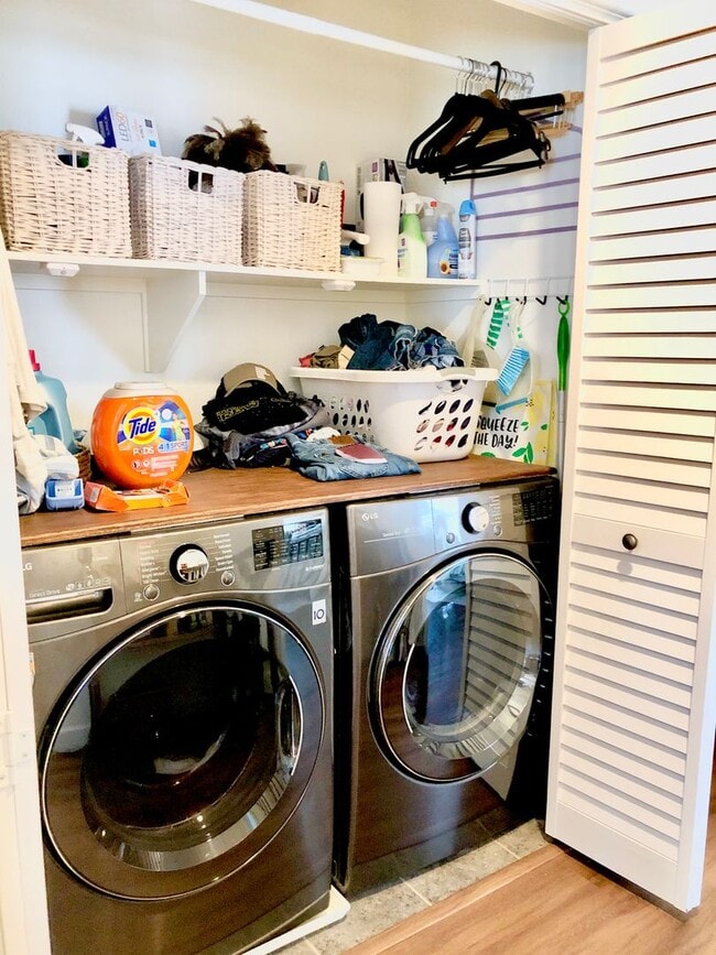 Building Photo - Beautifully Upgraded & Appointed End Condo...