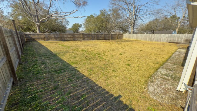 Building Photo - Charming 3 bedroom