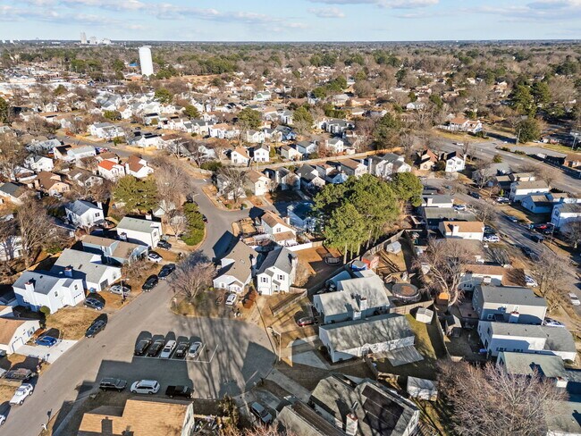 Building Photo - 1012 Danbury Cir