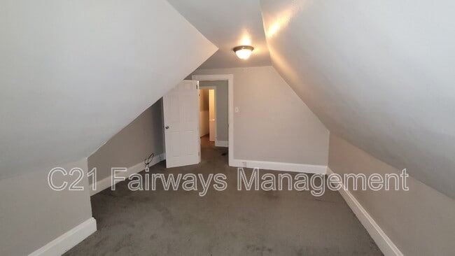 Building Photo - 208 Thompson St