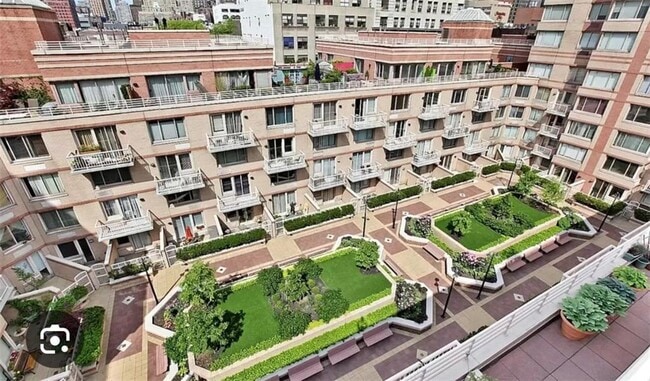 Building Photo - 350 W 50th St