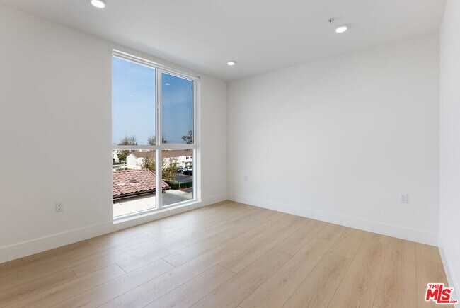 Building Photo - 8561 Belmont St