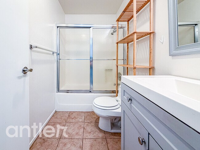 Building Photo - 11933 Goshen Ave