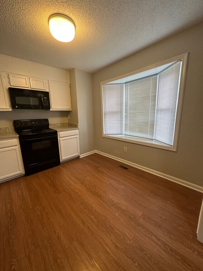 Building Photo - 5907 Dixon Dr
