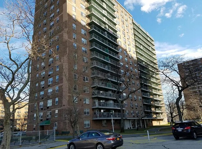 Building Photo - 2630 Cropsey Ave