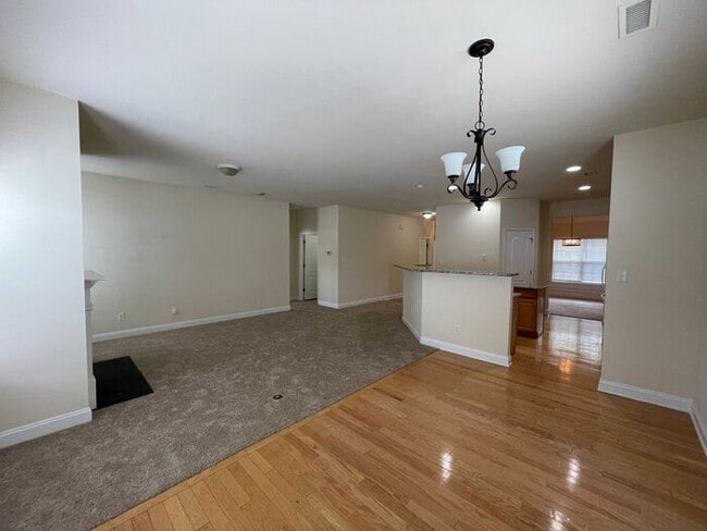 Building Photo - Lovely home in Pineville!