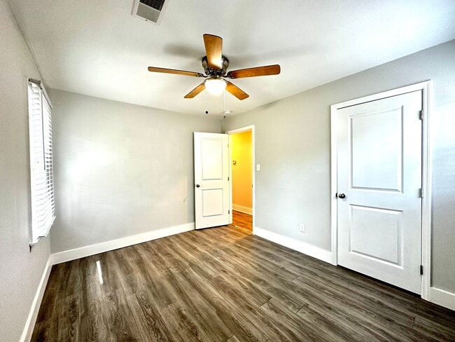 Building Photo - Gorgeous 3 Bed 1 Bath Renovated Brick Home...
