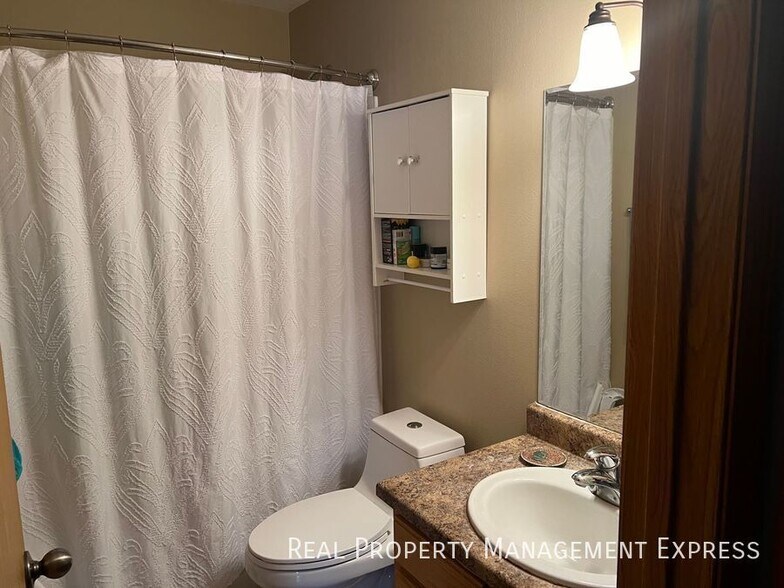 Building Photo - Spacious 5-Bedroom Gem with Open Concept &...