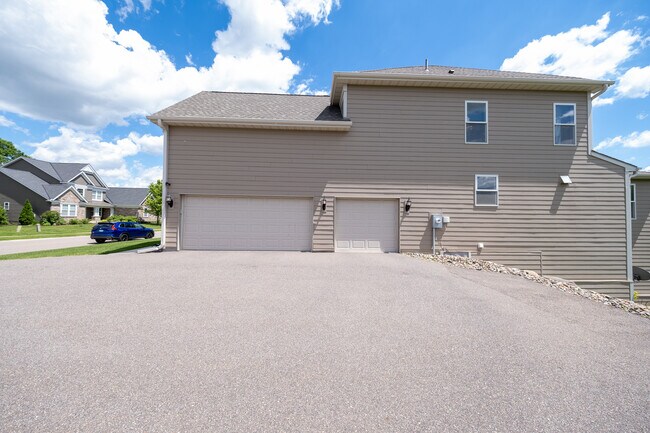 Building Photo - 727 Aster Rd