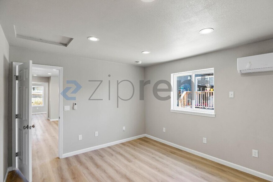 Building Photo - Unit