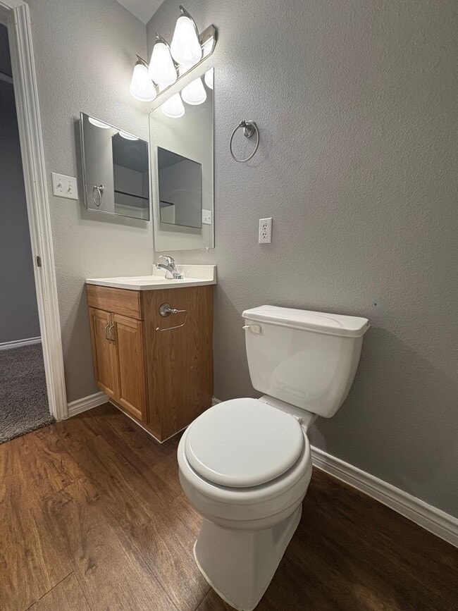 Building Photo - Newly Renovated Town-home
