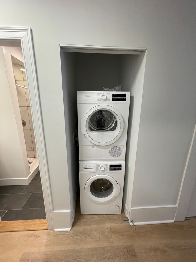 Building Photo - Incredible 3 bedroom apartment - Beacon Hill