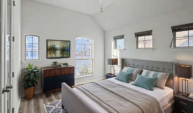 Building Photo - 16617 Hidden Cove Dr