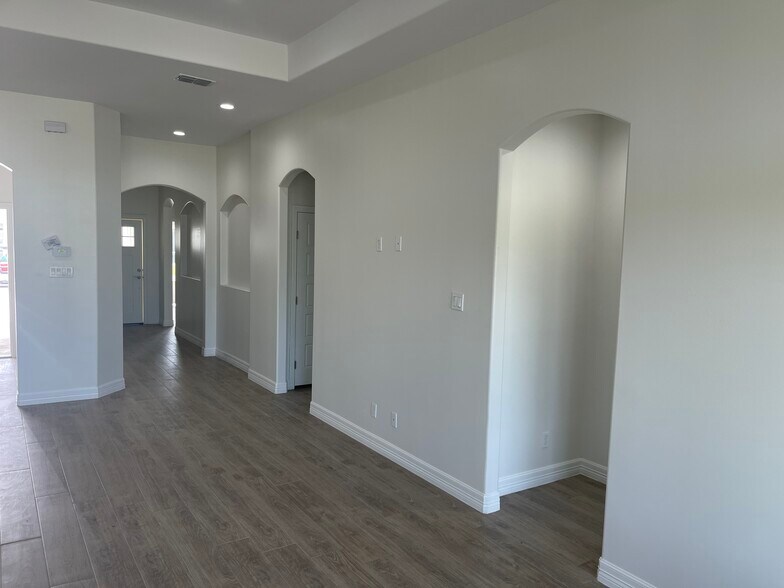 Building Photo - 113 Torrey Pines Rd