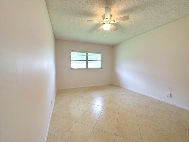Building Photo - 1900 Palmland Dr