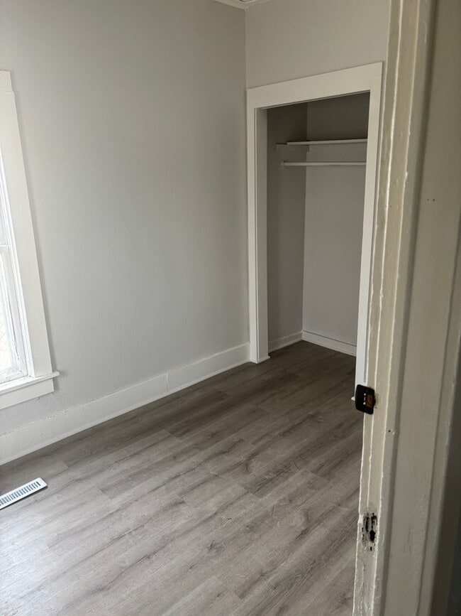 Building Photo - 605 E 14th St