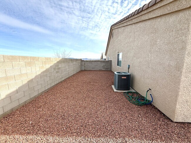 Building Photo - Move in Special! Half off 1st Month's Rent- Great 3 Bedroom Duplex near the Kingman Hospital!