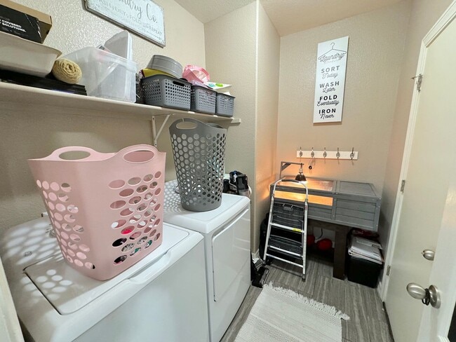 Building Photo - Northeast El Paso 3Bed/2 Bath Refrig A/C Across From Park!