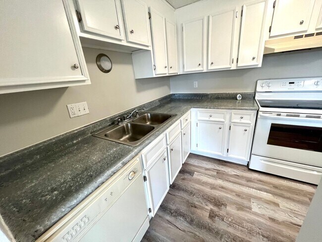 Building Photo - Stunning Condo Unit - 2 Bedroom with Balcony - Hopewell Township